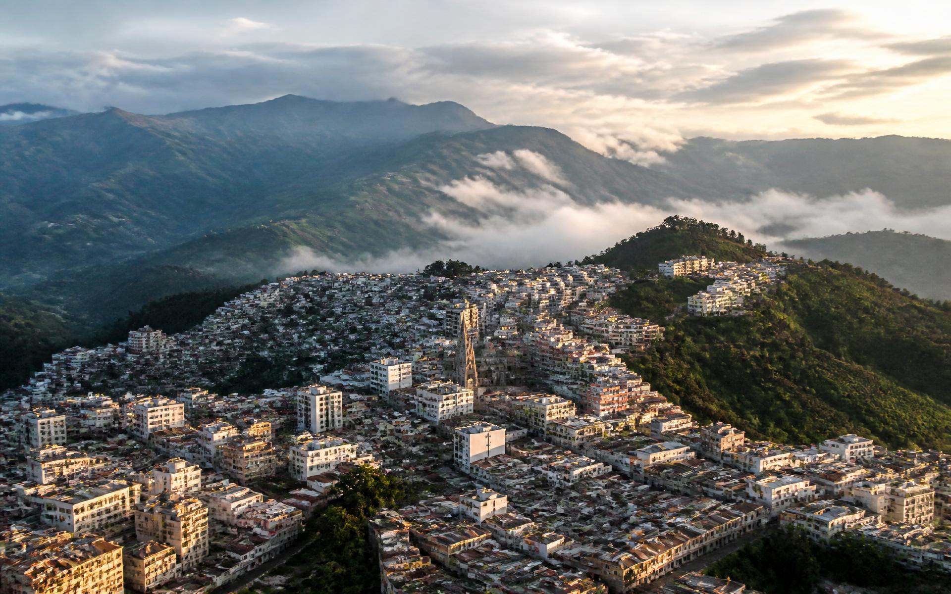 Vista aérea de Manizales entre montañas del Eje Cafetero